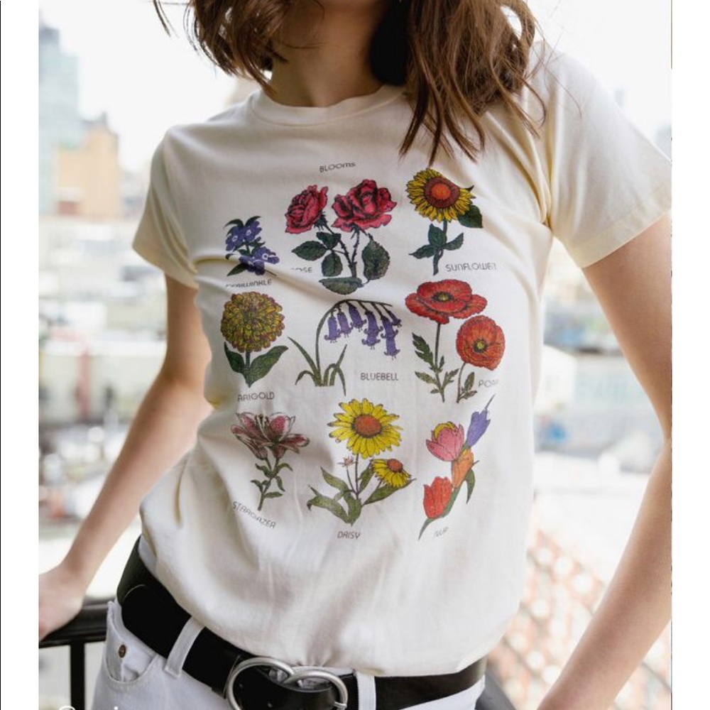 Flower tee🌸🌼🌻🌺urban outfitters